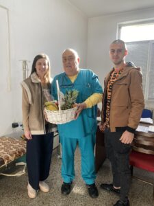Благодарим ви за труда и нека тези коледни празници положат началото на една година, в която здравето, щастието и успеха са ваши постоянни спътници, уважаеми медици, пожарникари и полицаи!