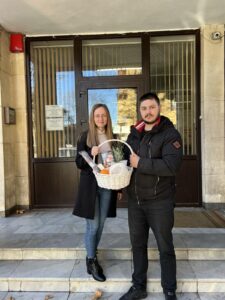 Благодарим ви за труда и нека тези коледни празници положат началото на една година, в която здравето, щастието и успеха са ваши постоянни спътници, уважаеми медици, пожарникари и полицаи!