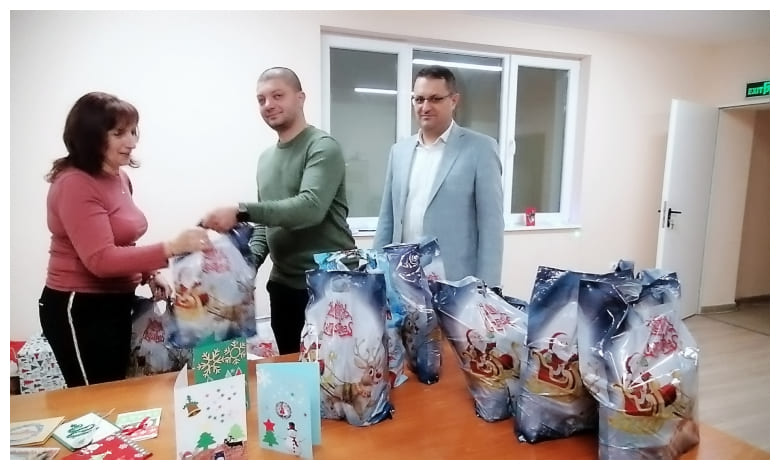 Общинските съветници на ГЕРБ в Троян се включиха в кампанията „Подари на непознат“ 2022