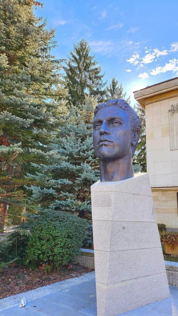 Паметник на Васил Левски в Троян